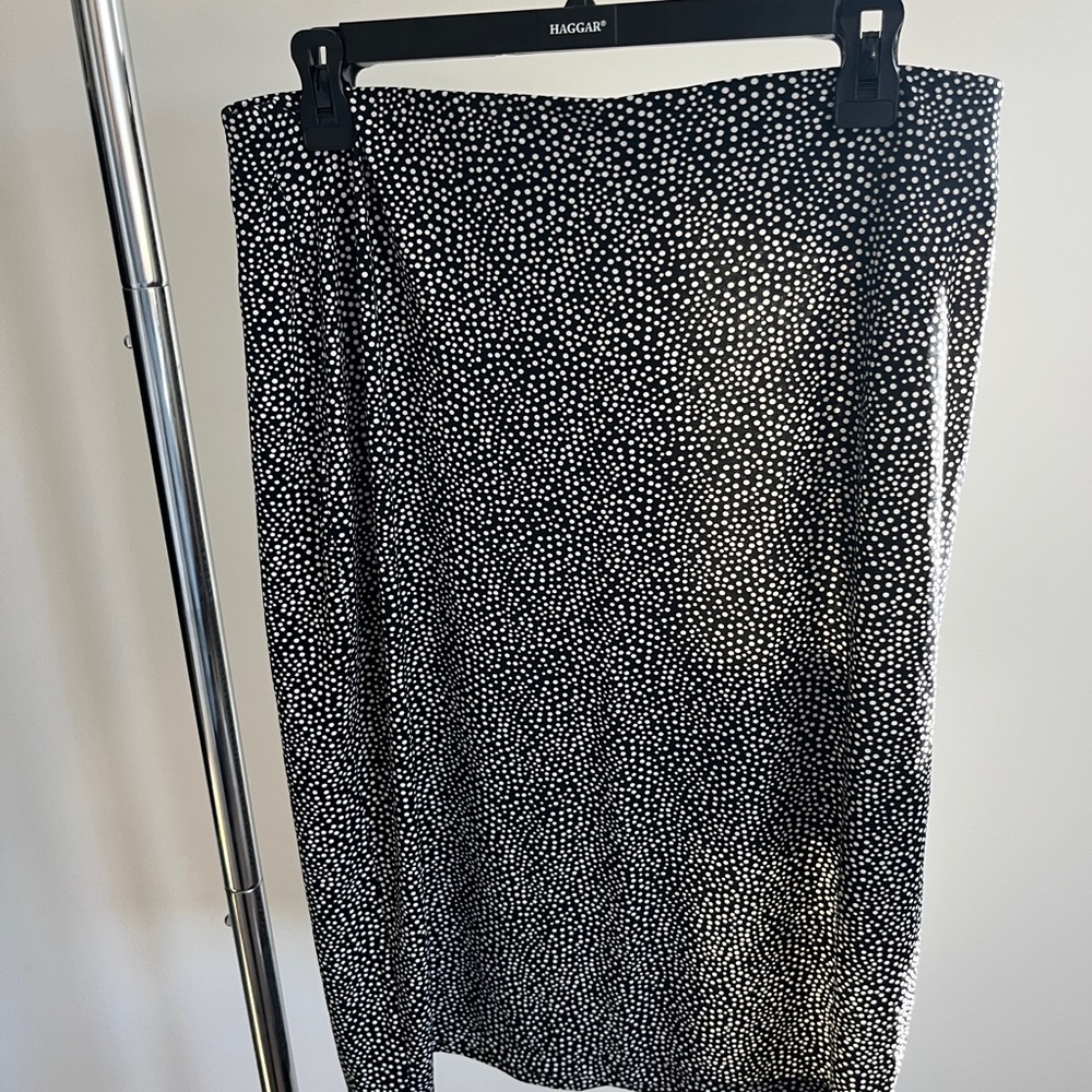 Simply Styled Black and White Dotted Pencil Skirt